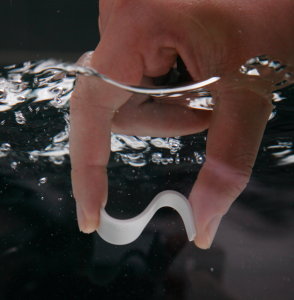 hand tag under water hig res.black background_Bijgesneden